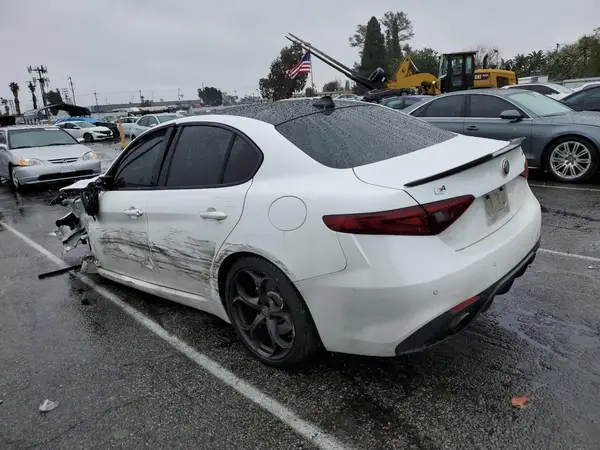ZARFAEEN4J7568226 2018 ALFA ROMEO GIULIA - Image 2