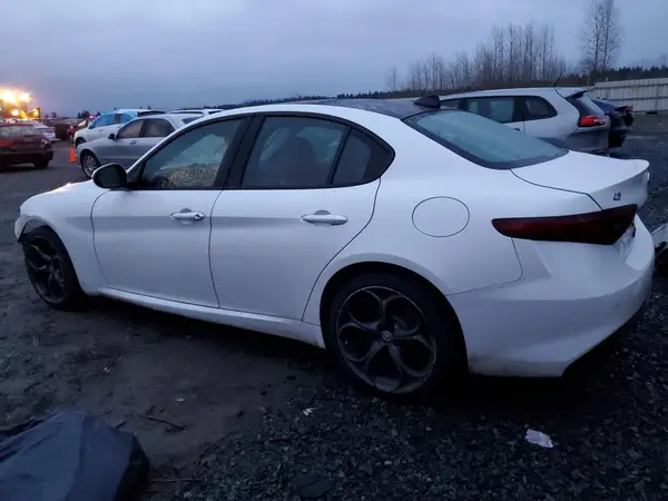 ZARFAEEN4J7583261 2018 ALFA ROMEO GIULIA - Image 2