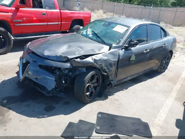 ZARFAEEN5H7529025 2017 ALFA ROMEO GIULIA - Image 2