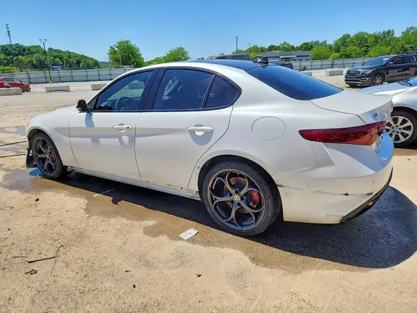 ZARFAEEN5H7560324 2017 ALFA ROMEO GIULIA - Image 2