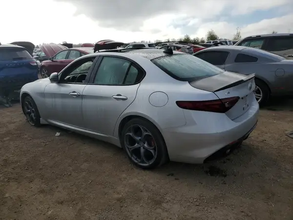 ZARFAEEN5J7572852 2018 ALFA ROMEO GIULIA - Image 2
