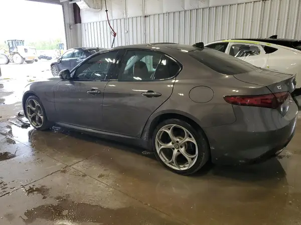 ZARFAEEN5J7574438 2018 ALFA ROMEO GIULIA - Image 2