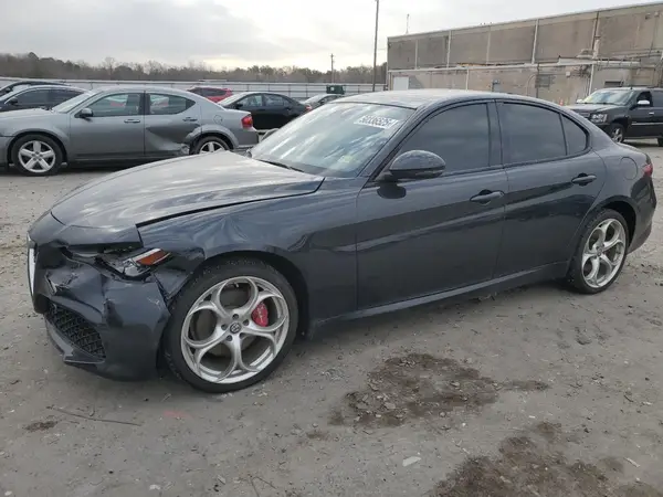 ZARFAEEN5J7578490 2018 ALFA ROMEO GIULIA - Image 1