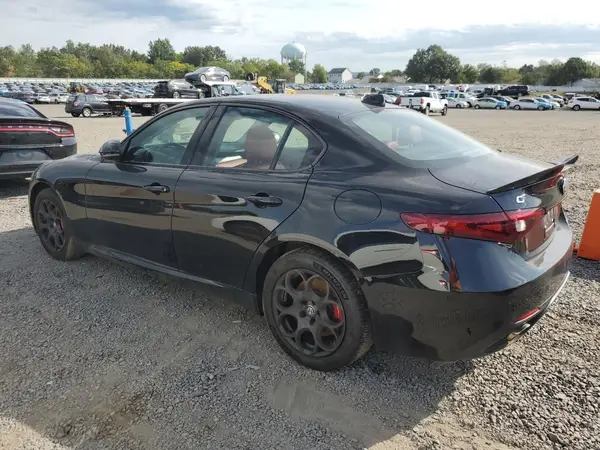 ZARFAEEN5J7583754 2018 ALFA ROMEO GIULIA - Image 2