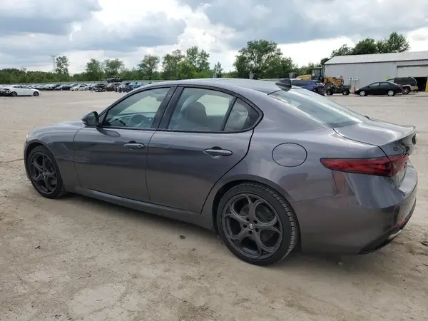 ZARFAEEN5J7596391 2018 ALFA ROMEO GIULIA - Image 2