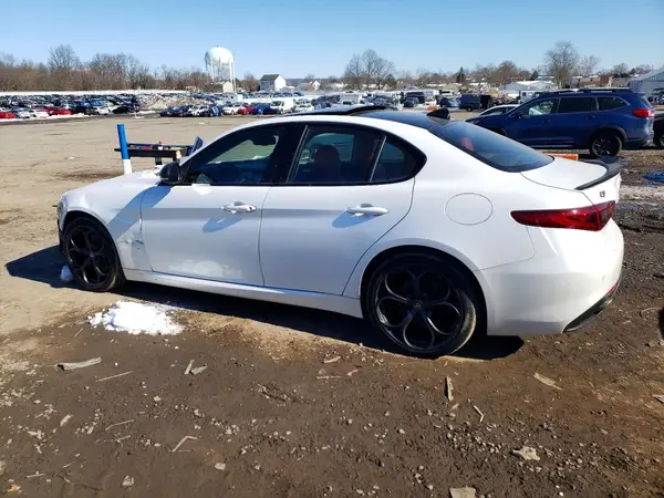 ZARFAEEN5J7597847 2018 ALFA ROMEO GIULIA - Image 2
