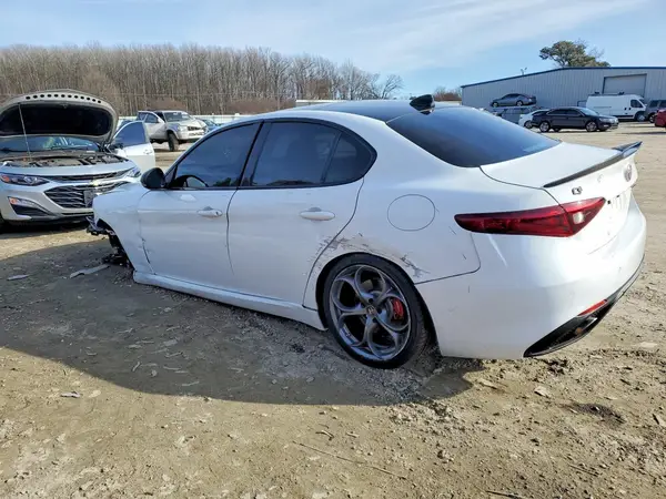 ZARFAEEN5J7599016 2018 ALFA ROMEO GIULIA - Image 2