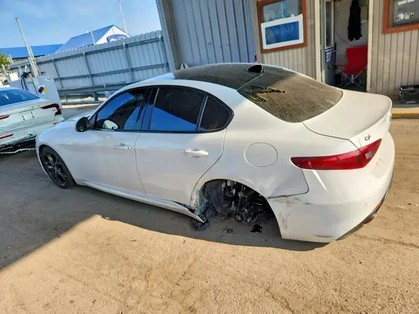 ZARFAEEN6H7549302 2017 ALFA ROMEO GIULIA - Image 2