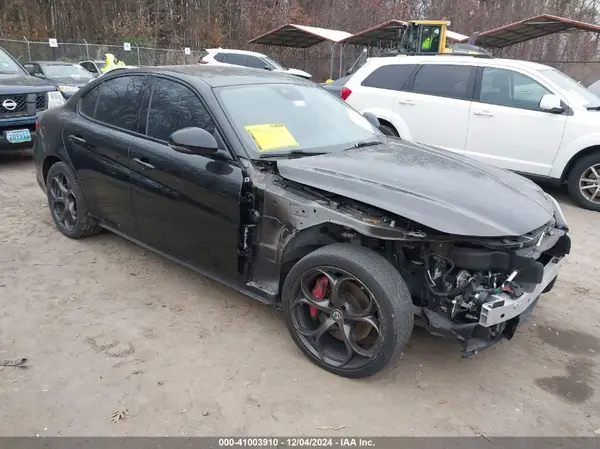 ZARFAEEN6J7571404 2018 ALFA ROMEO GIULIA - Image 1