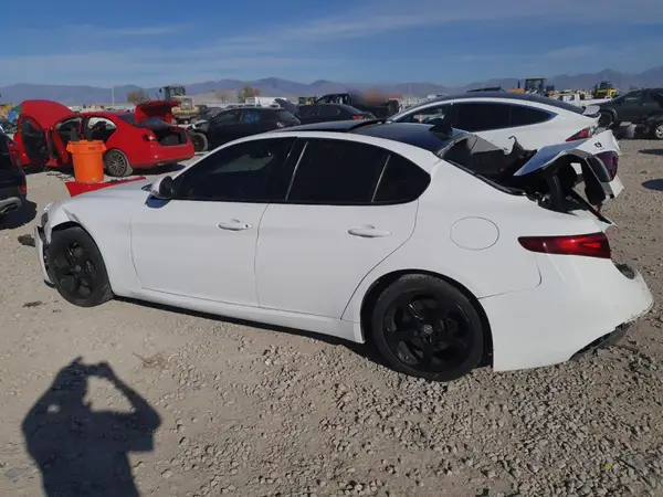 ZARFAEEN7H7540141 2017 ALFA ROMEO GIULIA - Image 2