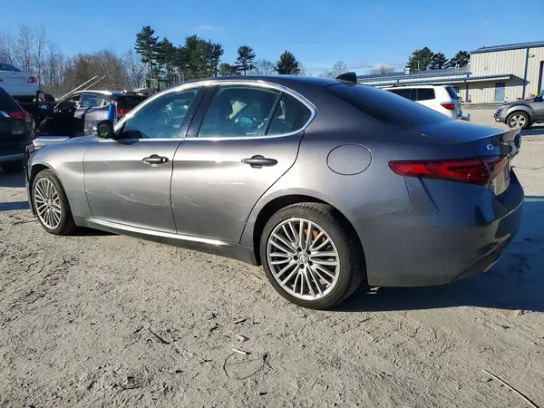 ZARFAEEN7H7550149 2017 ALFA ROMEO GIULIA - Image 2
