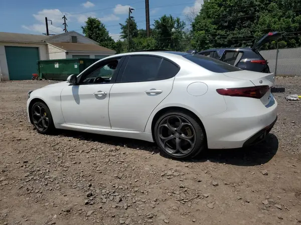 ZARFAEEN7H7555268 2017 ALFA ROMEO GIULIA - Image 2