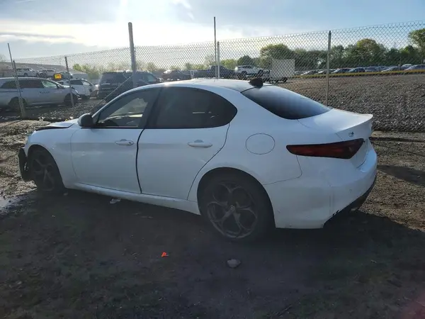ZARFAEEN7H7555786 2017 ALFA ROMEO GIULIA - Image 2