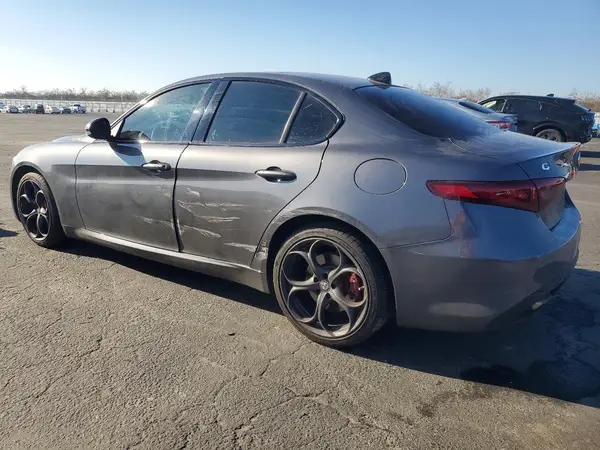 ZARFAEEN7H7561989 2017 ALFA ROMEO GIULIA - Image 2