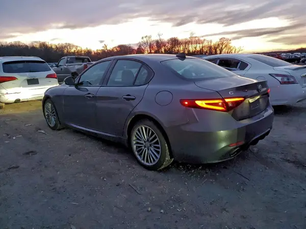 ZARFAEEN8H7529746 2017 ALFA ROMEO GIULIA - Image 2