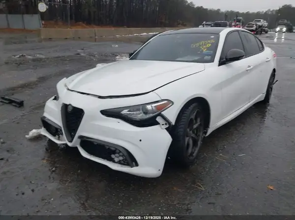 ZARFAEEN8H7549978 2017 ALFA ROMEO GIULIA - Image 2