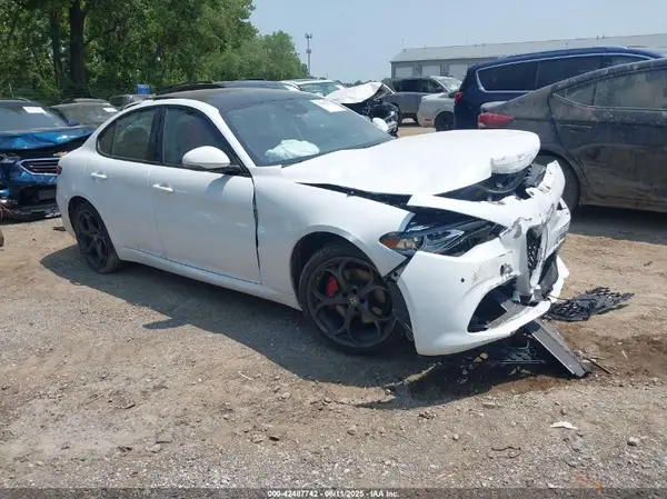 ZARFAEEN8H7551021 2017 ALFA ROMEO GIULIA - Image 1