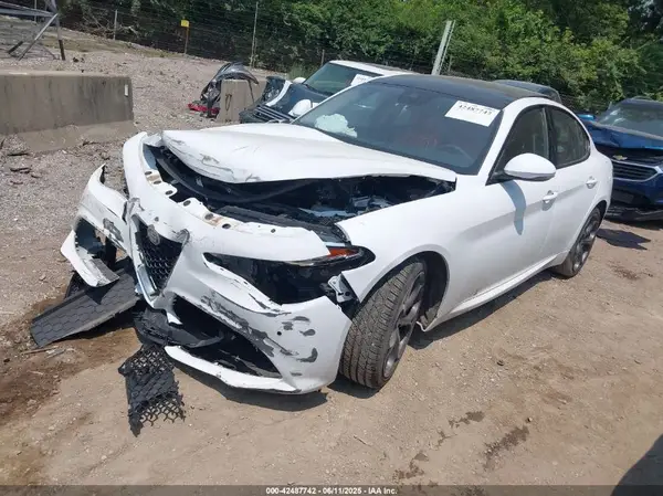 ZARFAEEN8H7551021 2017 ALFA ROMEO GIULIA - Image 2