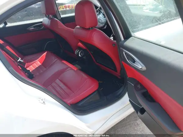 ZARFAEEN8H7551021 2017 ALFA ROMEO GIULIA - Image 8