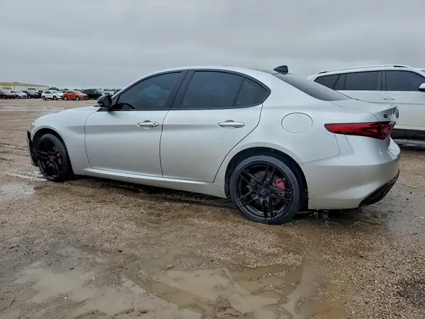 ZARFAEEN8J7565667 2018 ALFA ROMEO GIULIA - Image 2