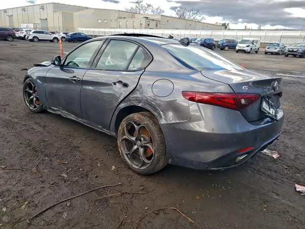 ZARFAEEN8J7572232 2018 ALFA ROMEO GIULIA - Image 2