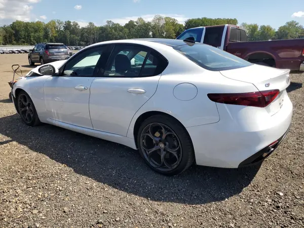 ZARFAEEN8J7592030 2018 ALFA ROMEO GIULIA - Image 2