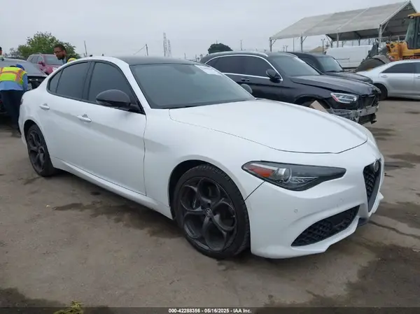 ZARFAEEN8J7596983 2018 ALFA ROMEO GIULIA - Image 1