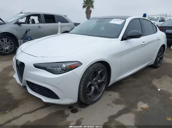 ZARFAEEN8J7596983 2018 ALFA ROMEO GIULIA - Image 2