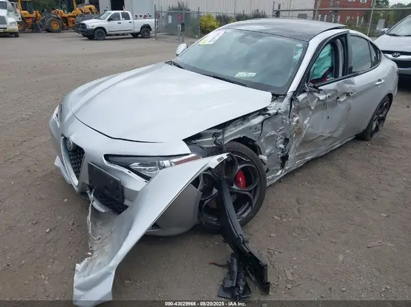 ZARFAEEN9H7549116 2017 ALFA ROMEO GIULIA - Image 2