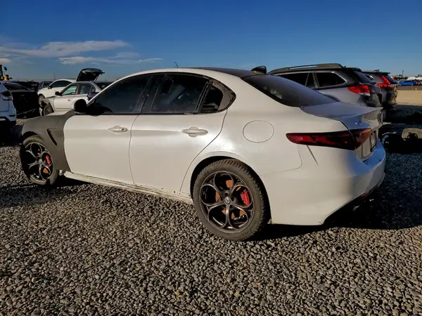 ZARFAEEN9H7556941 2017 ALFA ROMEO GIULIA - Image 2