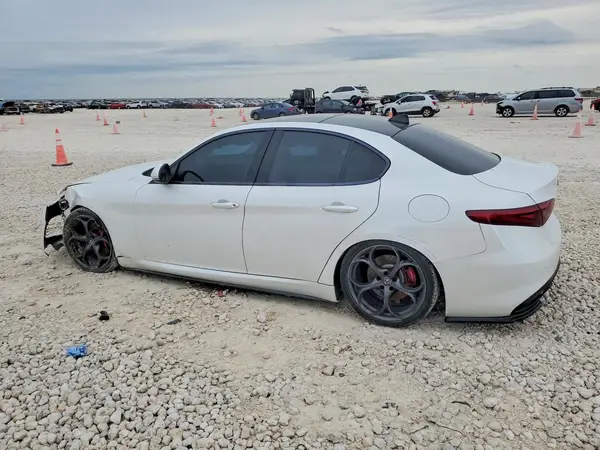 ZARFAEEN9J7573650 2018 ALFA ROMEO GIULIA - Image 2