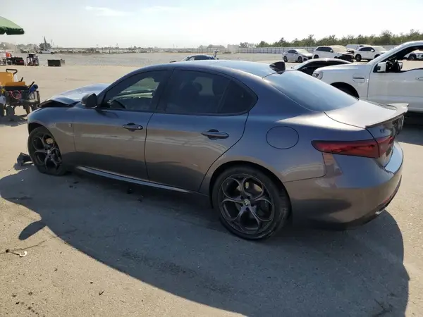 ZARFAEEN9J7596880 2018 ALFA ROMEO GIULIA - Image 2