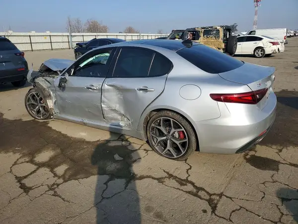 ZARFAEENXJ7593695 2018 ALFA ROMEO GIULIA - Image 2