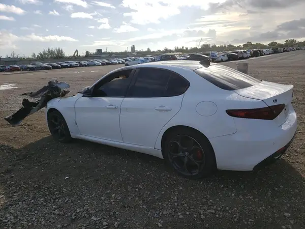 ZARFAEENXJ7599979 2018 ALFA ROMEO GIULIA - Image 2