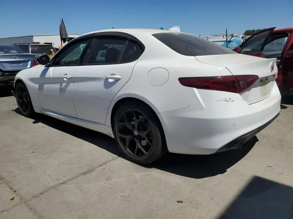ZARFAMANXK7620329 2019 ALFA ROMEO GIULIA - Image 2
