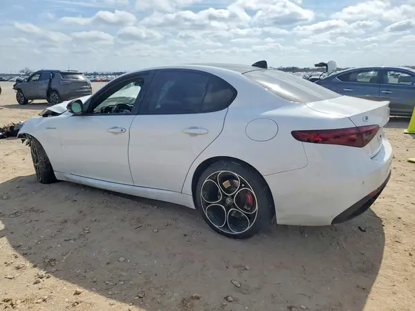 ZARFAMBN0N7665427 2022 ALFA ROMEO GIULIA - Image 2