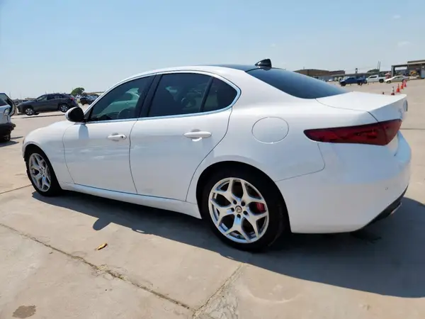 ZARFAMBN1M7648571 2021 ALFA ROMEO GIULIA - Image 2