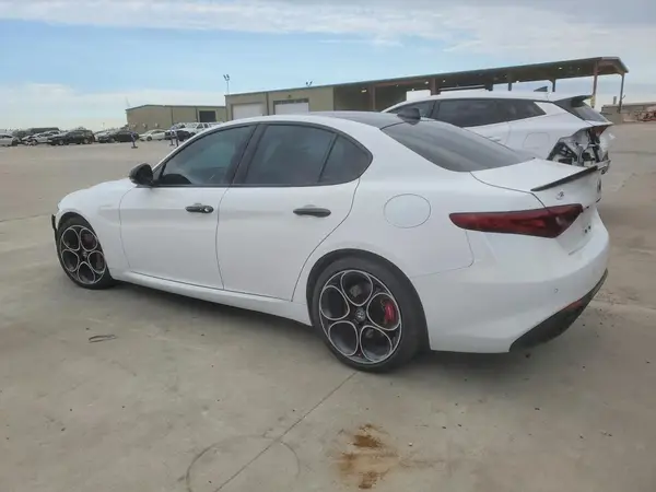 ZARFAMBN5N7665374 2022 ALFA ROMEO GIULIA - Image 2