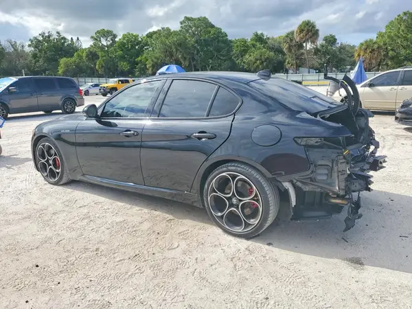 ZARFAMBN5N7665763 2022 ALFA ROMEO GIULIA - Image 2