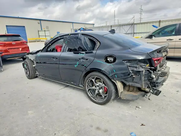 ZARFAMBN7K7609819 2019 ALFA ROMEO GIULIA - Image 2