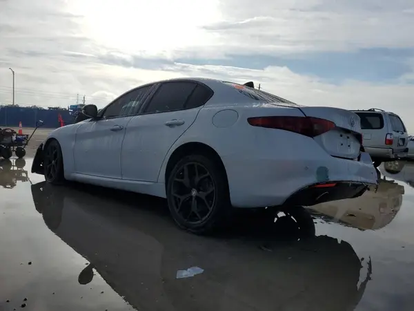 ZARFAMBN7M7642791 2021 ALFA ROMEO GIULIA - Image 2