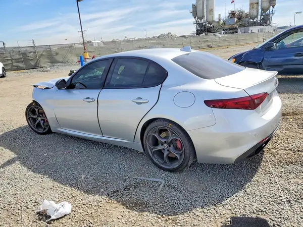 ZARFAMBN9K7607540 2019 ALFA ROMEO GIULIA - Image 2