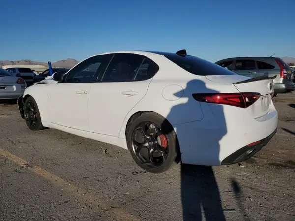ZARFAMBNXK7606364 2019 ALFA ROMEO GIULIA - Image 2