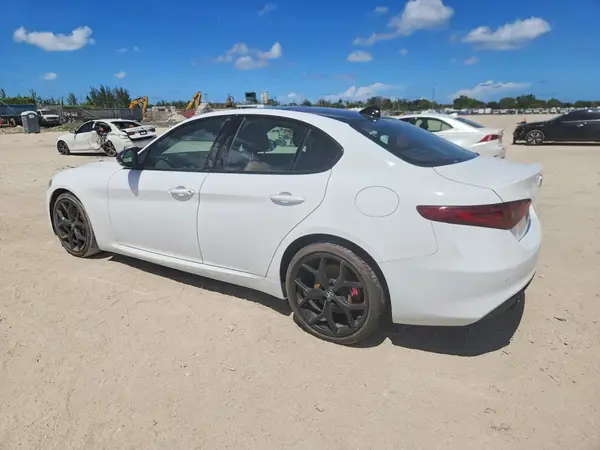 ZARFAMBNXK7616036 2019 ALFA ROMEO GIULIA - Image 2