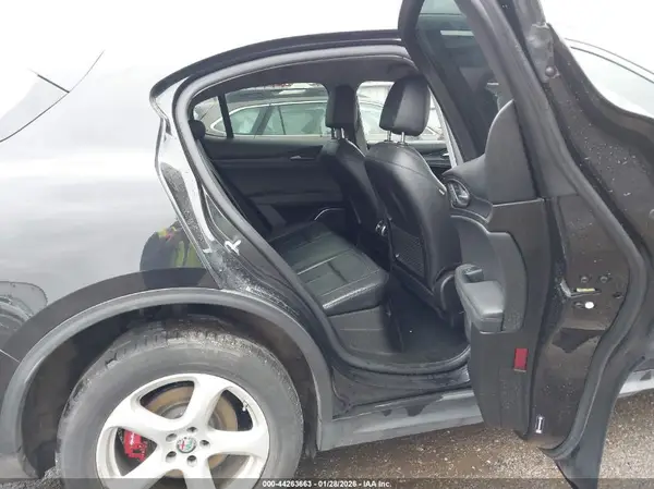ZASFAKAN1J7B79825 2018 ALFA ROMEO STELVIO - Image 8