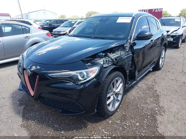 ZASFAKBN2J7C01247 2018 ALFA ROMEO STELVIO - Image 2