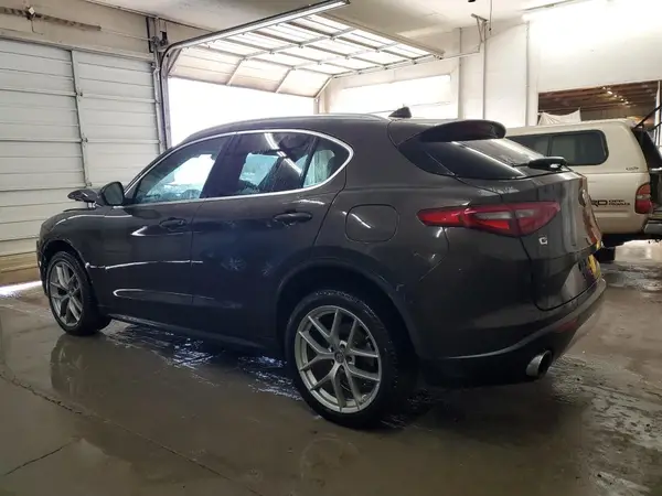 ZASFAKBN4J7C22701 2018 ALFA ROMEO STELVIO - Image 2