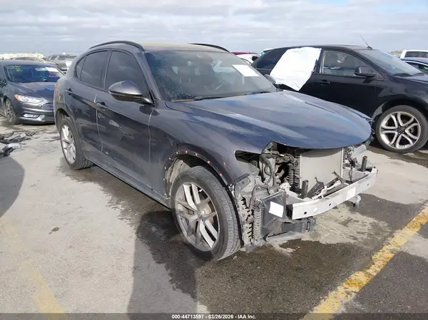 ZASFAKNN5J7B81765 2018 ALFA ROMEO STELVIO