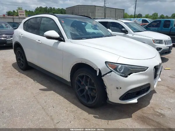 ZASFAKNN6J7C01635 2018 ALFA ROMEO STELVIO - Image 1