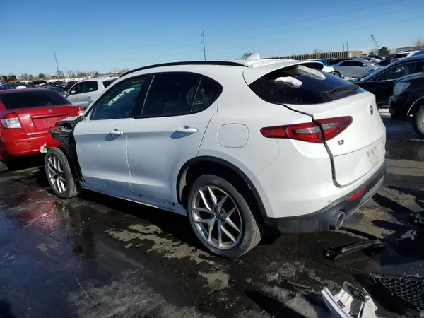 ZASFAKNN8J7B79394 2018 ALFA ROMEO STELVIO - Image 2